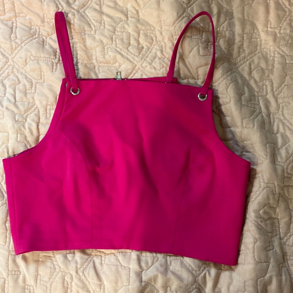 Comfortable fabric, can be layered, doesn’t shift around, and fits as expected.